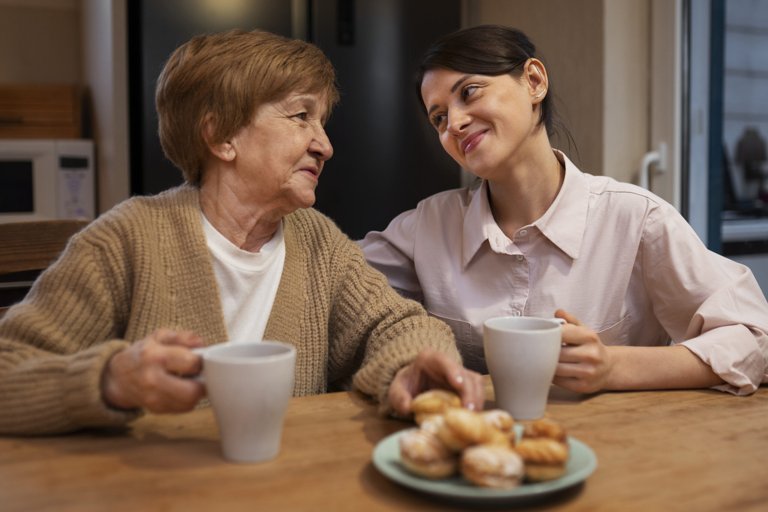 gemeinsames Kaffetrinken mit älterer Dame bei ambulater Betreuung