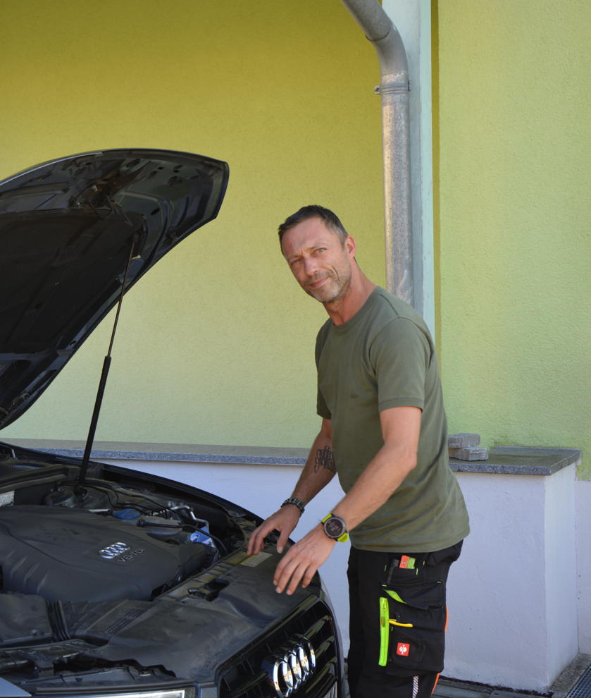 Heiko Techniker an Arbeiten am Dienstwagen